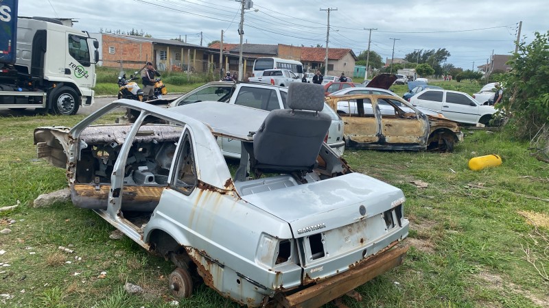 A foto mostra os veículos na operação desmanche