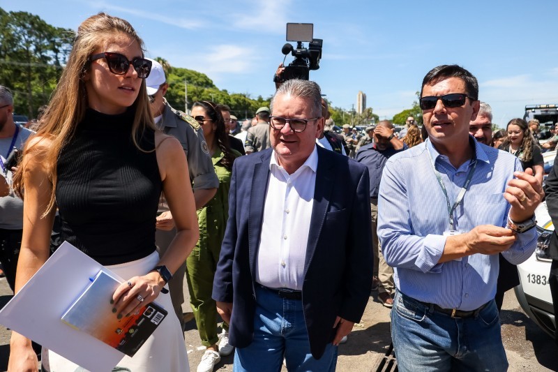 Governador Ranolfo entre a secretária da SJSPS, Carolina Ramires, e o secretário da SSP, Vanius Cesar Santarosa