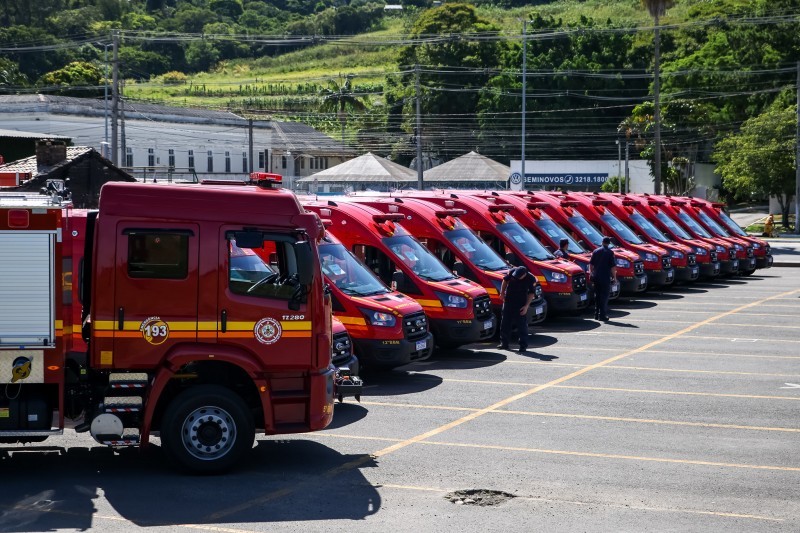 Dezenove veículos foram para o Corpo de Bombeiros Militar (CBMRS): 14 ambulâncias e cinco caminhões de combate a incêndio