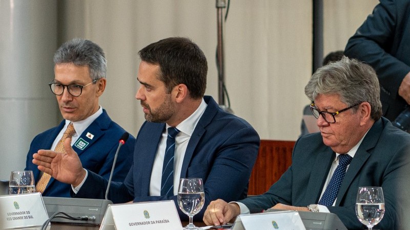 A foto mostra o governador em reunião em Brasília