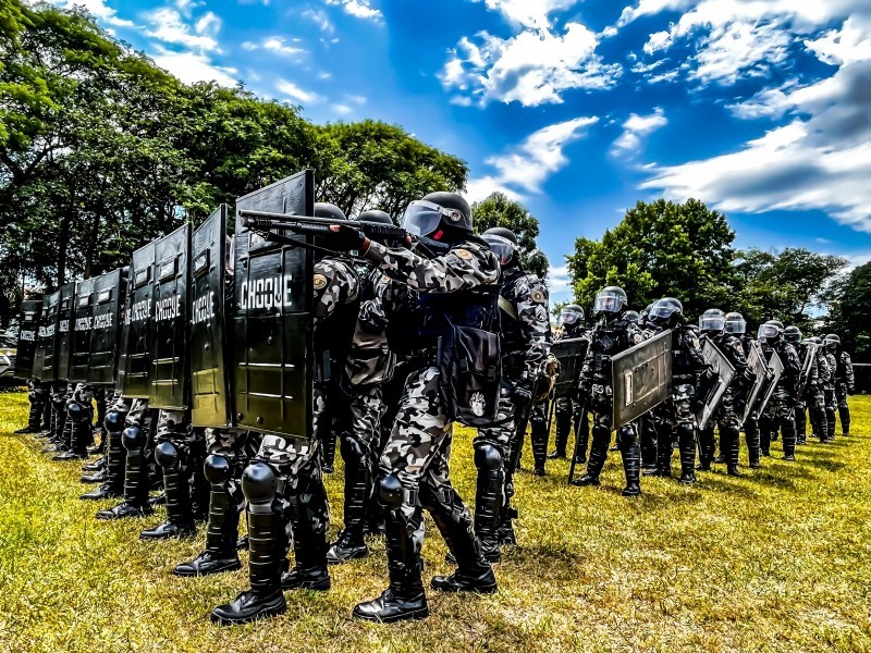 A foto mostra o batalhão de choque em treinamento