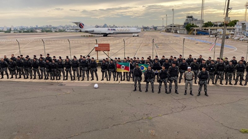 A foto mostra o pelotão pronto para embarcação