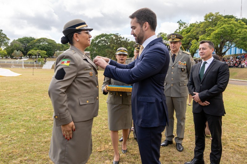 A foto mostra a oficial recebendo a medalha do governador