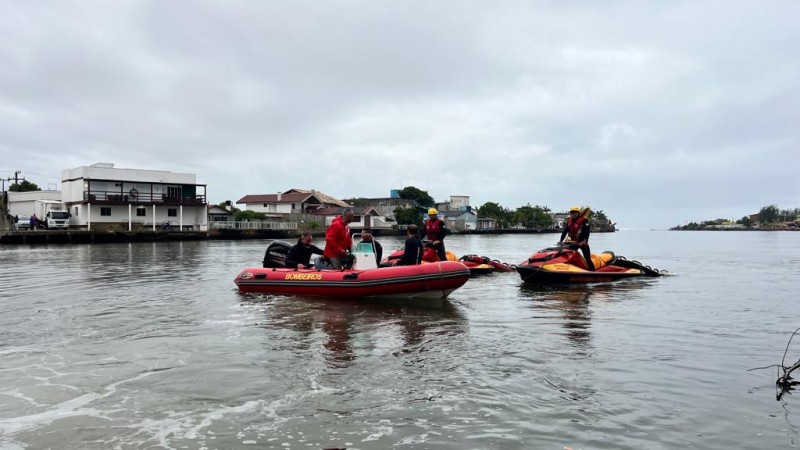 Bombeiros trabalham com duas equipes de mergulhadores, além de três botes e duas motos aquáticas nas águas do Mampituba