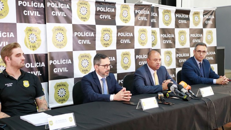 Na mesa, Delegado Keller (a partir da esq.), Diretor Nedson, Chefe Sodré e Diretor Cavalheiro