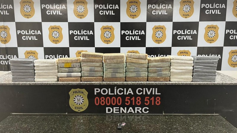 Foto mostra tijolos de drogas apreendidos pela Polícia Civil