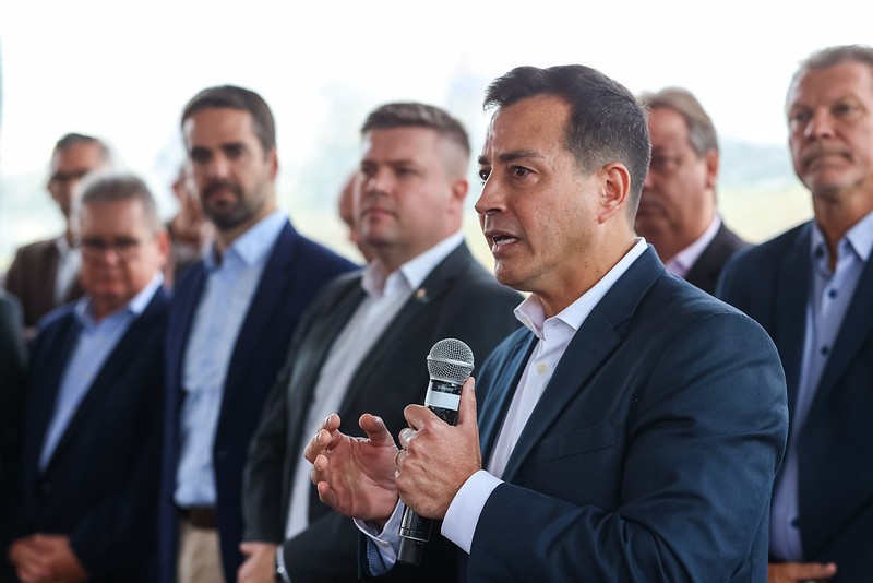 A foto mostra o secretário Sandro Caron em discurso na entrega das viaturas