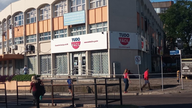 Foto horizontal colorida mostra fachada do Tudo Fácil Zona Sul