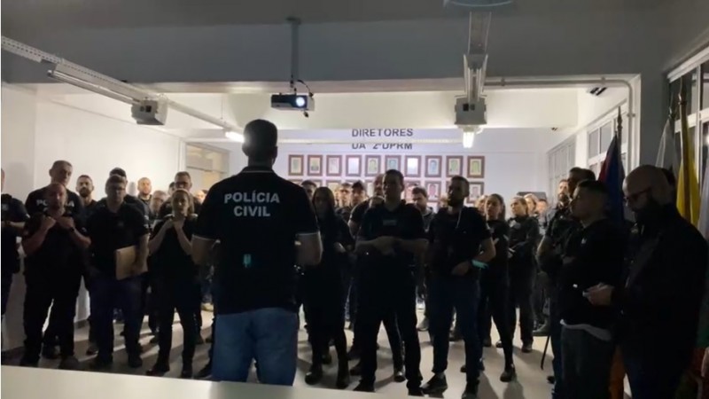 Foto mostra policiais civis reunidos para Operação Extersor.