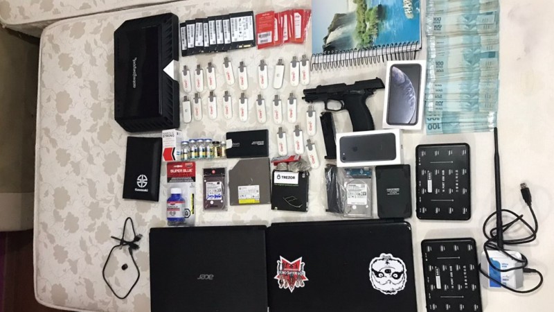 Dinheiro, arma e itens de computa&ccedil;&atilde;o apreendidos durante Opera&ccedil;&atilde;o Sextortion