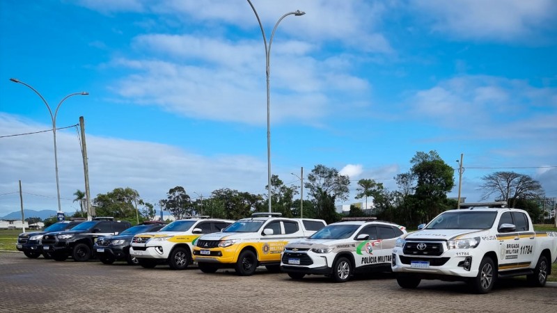 Foto mostra viaturas da Brigada Militar e da Polícia Militar de Santa Catarina