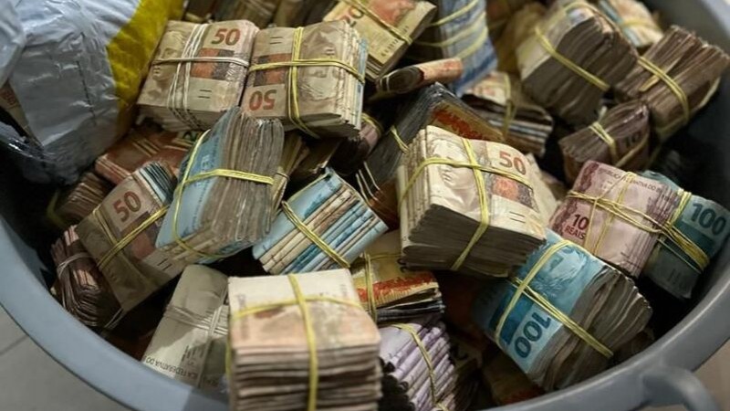 Foto mostra centenas de notas de R$ 50,00 e R$ 100,00 em bolos.