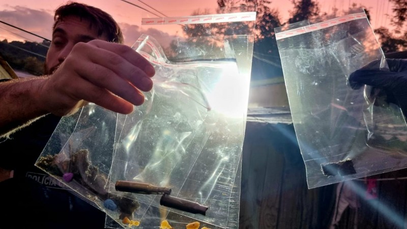Foto mostra projéteis recolhidos dentro de sacos transparentes