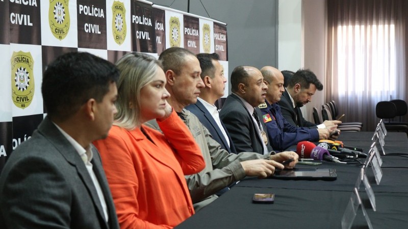 A foto mostra autoridades de forças de segurança em coletiva de imprensa no Palácio da Polícia