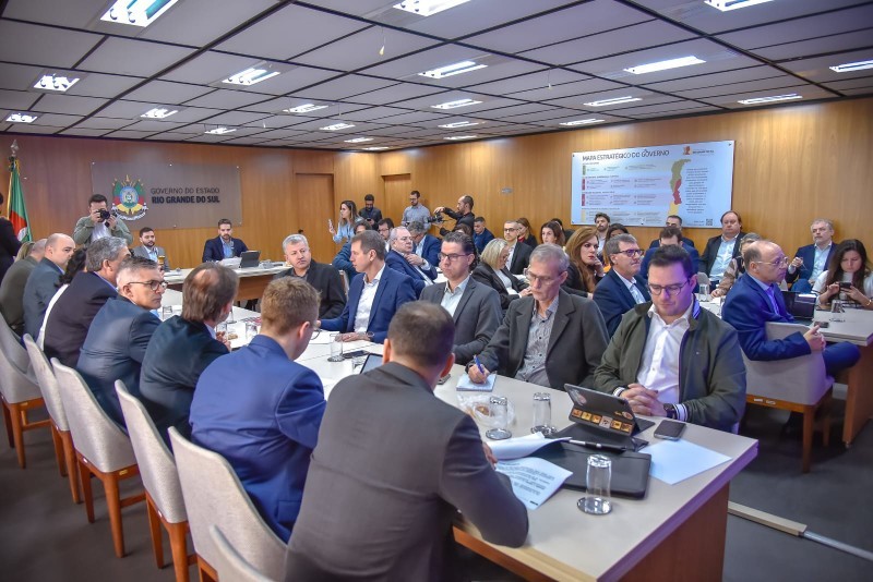 A foto mostra autoridades reunidas no Palácio Piratini
