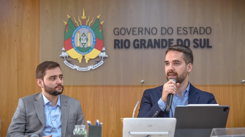 A foto mostra o governador Eduardo Leite e vice Gabriel Souza