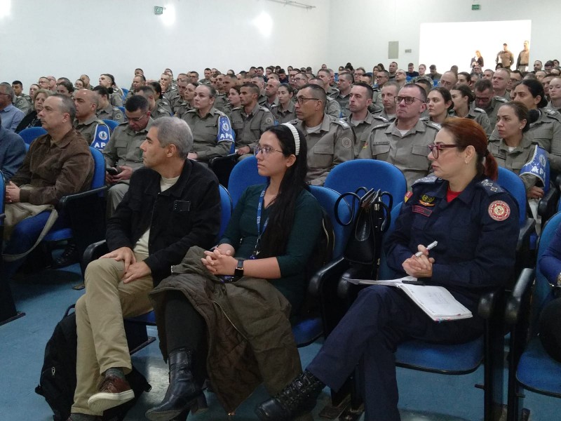 Foto mostra público composto de brigadianos sentados em auditório.