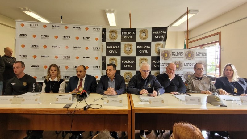 Foto mostra oito pessoas, todas autoridades, em coletiva de imprensa.