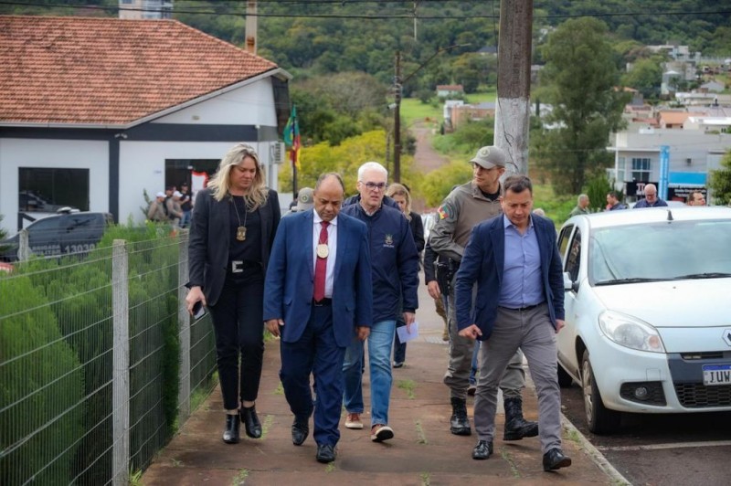 Imagem mostra autoridades caminhando na rua em Teutônia.