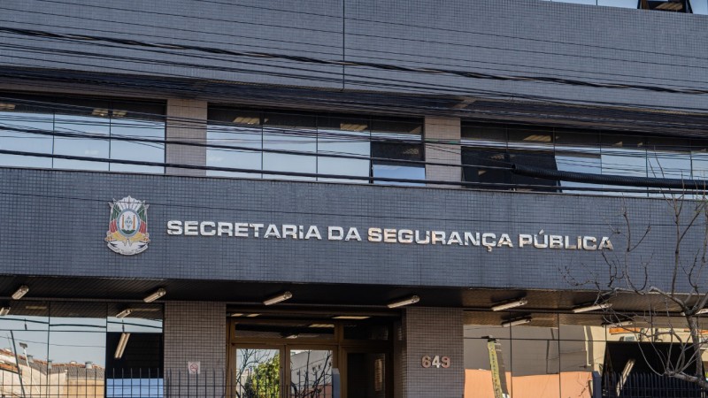 Foto mostra fachada do prédio da Secretaria da Segurança Pública do Rio Grande do Sul.