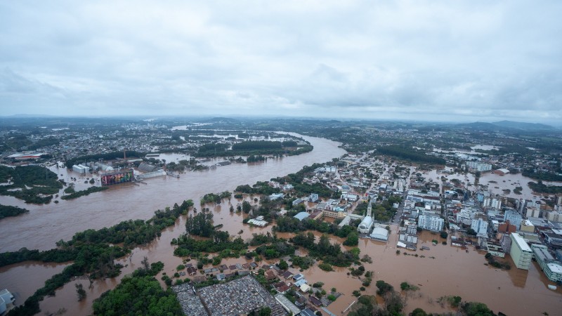 Imagem aérea de Lajeado após enchente.