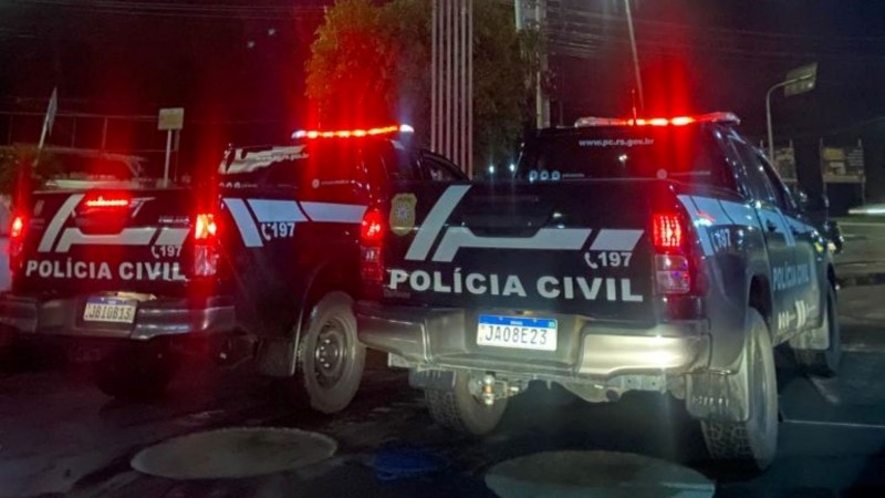 Foto mostra traseira de duas viaturas da Polícia Civil.