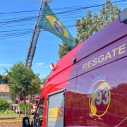 #ParaTodosVerem: Foto com uma ambulância do Corpo de Bombeiros e a bandeira do Brasil ao Fundo. Fim da descrição.
