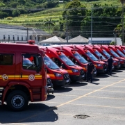 #ParaTodosVerem: Foto de dezenove veículos do Corpo de Bombeiros Militar (CBMRS): 14 ambulâncias e cinco caminhões de combate a incêndio. Fim da descrição.
