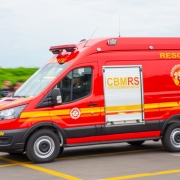 #ParaTodosVerem: Foto de uma ambulâncias de resgate para o Corpo de Bombeiros. Fim da descrição. 