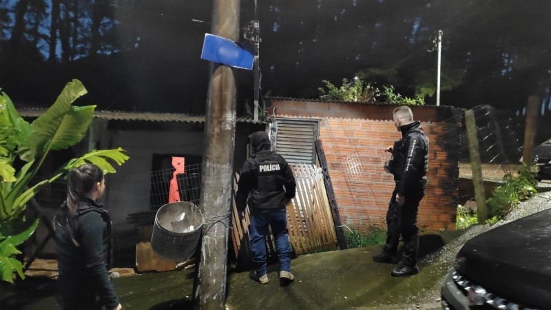 A foto mostra a pol&iacute;cia atuando em opera&ccedil;&atilde;o