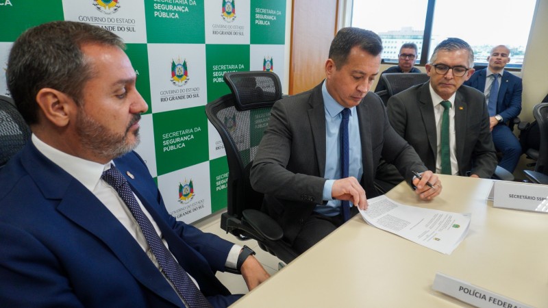 Foto mostra diretor regional da Polícia Federal e secretários da SSP e SSPS durante assinatura de documento.