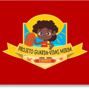 #ParaTodosVerem: Imagem do logo do Projeto Guarda Vidas Mirim, com o desenho de uma criança com uniforme de salva-vidas e uma faixa na frente dela com a escrita: "Projeto Guarda-Vidas Mirim". Fim da descrição.