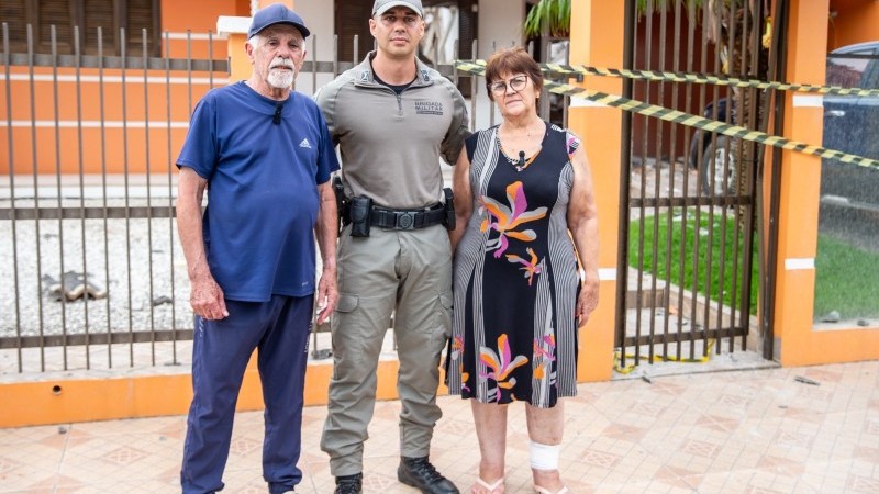 A foto mostra o soldado Luiz com as v&iacute;timas Osnir e Helena