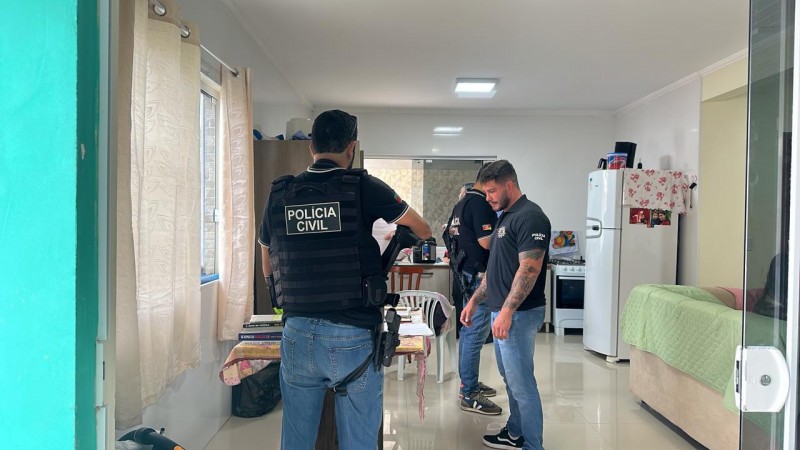 Agentes da PCRS dentro da casa onde foragido foi capturado.