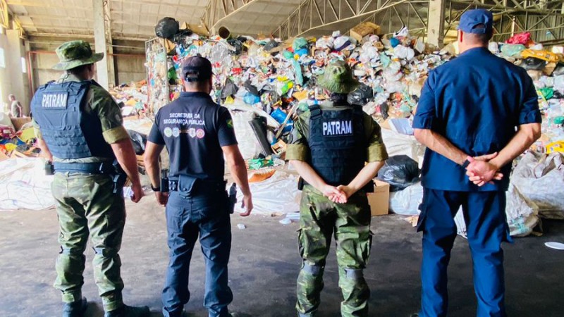 A foto mostra as forças de segurança durante a fiscalização