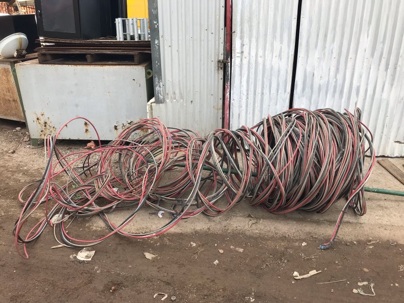 A foto mostra os fios de energia recuperados