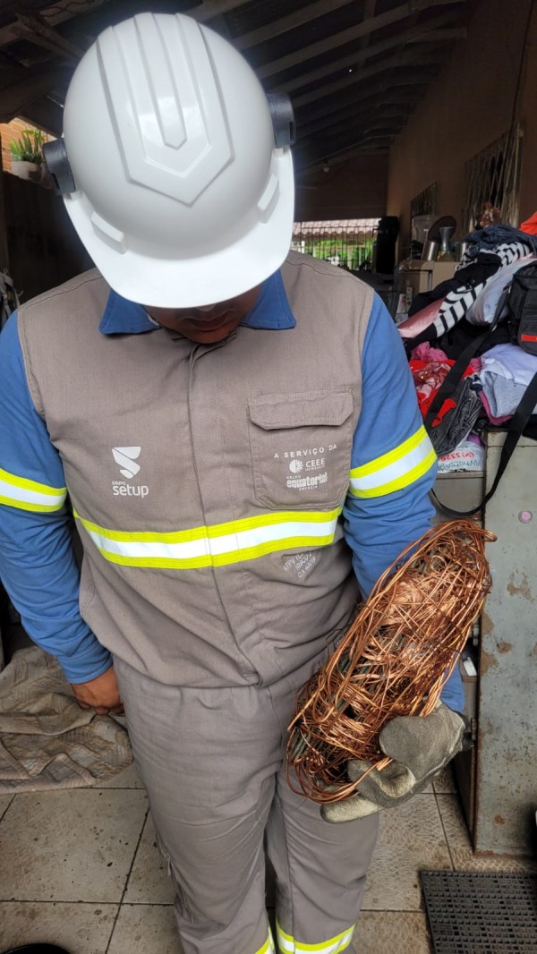 A foto mostra a CEEE verificando os materiais da Fios e Cabos