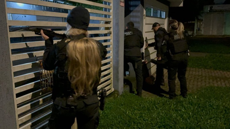 A foto mostra a polícia durante operação