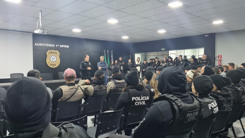 A foto mostra os policiais em operação
