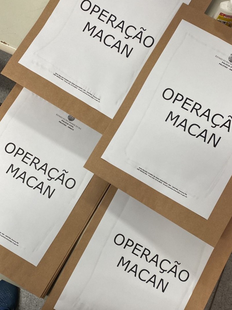 A foto mostra envelopes com a escrita 'Operação Macan'