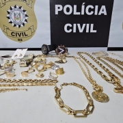 A foto mostra joias apreendidas pela Polícia Civil