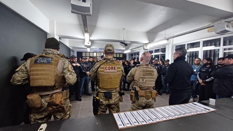 A foto mostra agentes da polícia concentrados