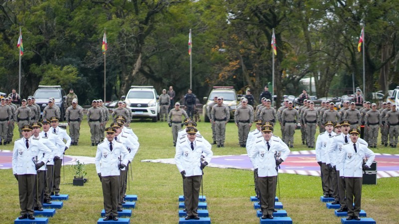 A foto mostra os capitães em formação militar de formatura