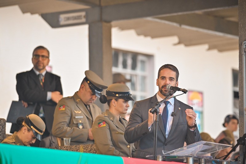 A foto mostra o governador Eduardo Leite, em pronunciamento, durante a formatura dos capitães