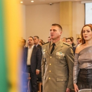 A foto mostra um casal. O oficial da BM e sua companheira