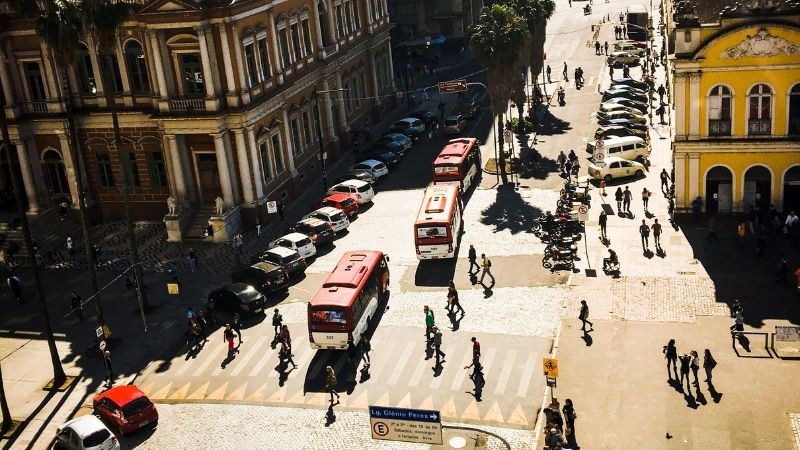 A foto mostra a movimentação do trânsito a cidade