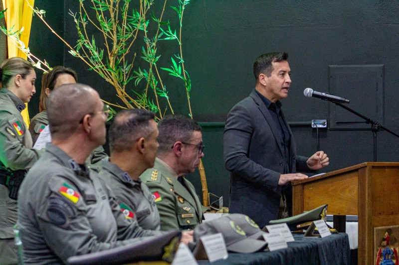 Secretário da Segurança Pública Sandro Caron em discurso na formatura