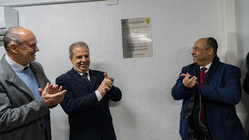 A foto mostra a placa de inauguração da delegacia