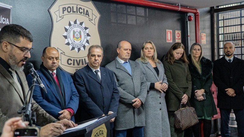 A foto mostra o ato de inauguração da nova delegacia