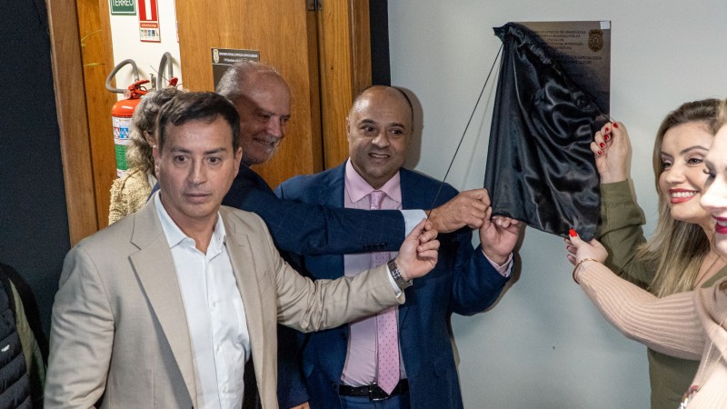 A foto mostra o ato inaugural da delegacia